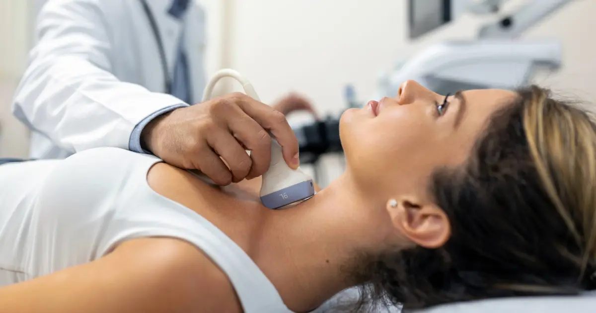 Examen médico para detectar cáncer de tiroides mediante ecografía tiroidea