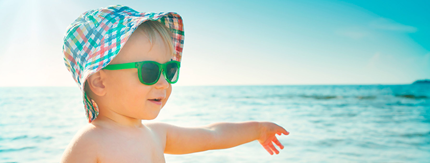 Niño con gafas de sol en la piscina en el día de verano niños