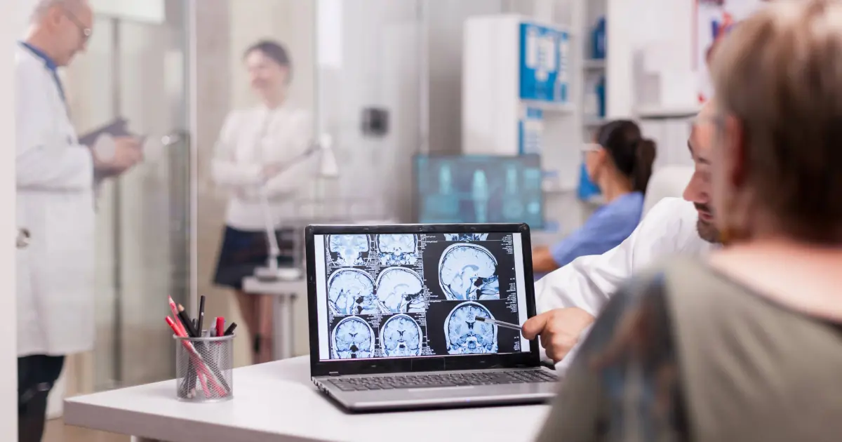 Especialista médico revisando tomografía cerebral tras un ACV, representando la cobertura del seguro de salud.