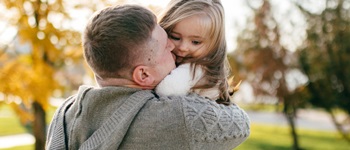 Familia disfrutando de haber contratado un seguro de salud.