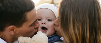 Familia disfrutando de un momento juntos, imagen asociada a la protección y designación de beneficiarios en un seguro de vida.
