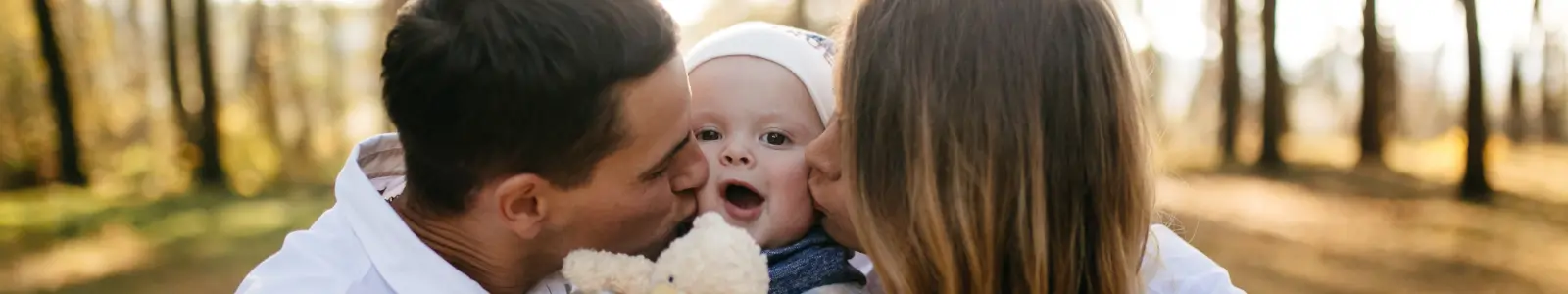 Familia disfrutando de un momento juntos, imagen asociada a la protección y designación de beneficiarios en un seguro de vida.