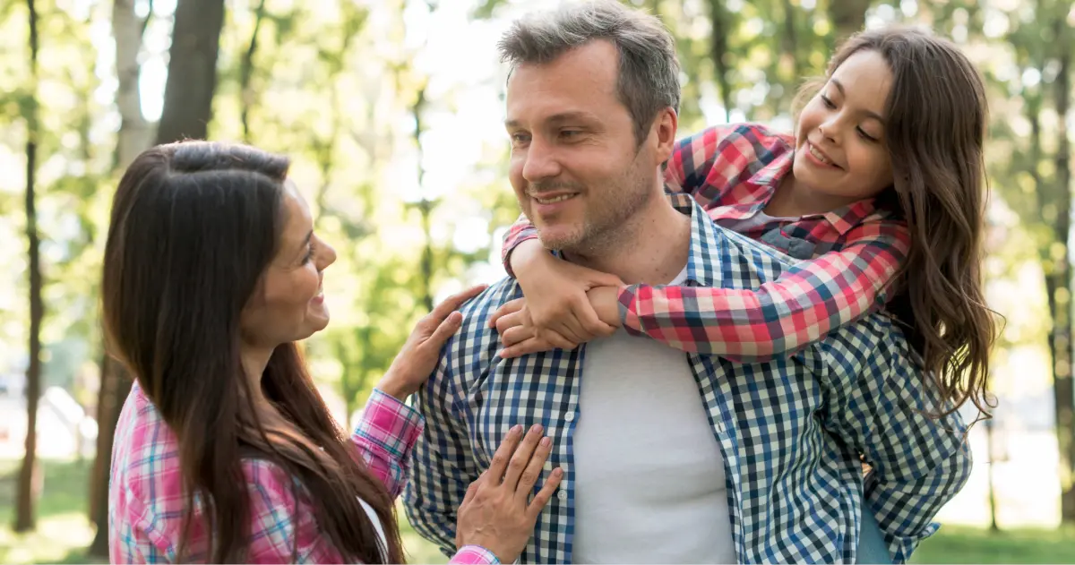 Familia disfrutando de un momento juntos, imagen asociada a la protección y designación de beneficiarios en un seguro de vida.