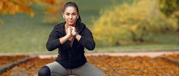 Persona trotando entre hojas otoñales, promoviendo ejercicio y salud cardiovascular en otoño con  Salud de Alemana Seguros.