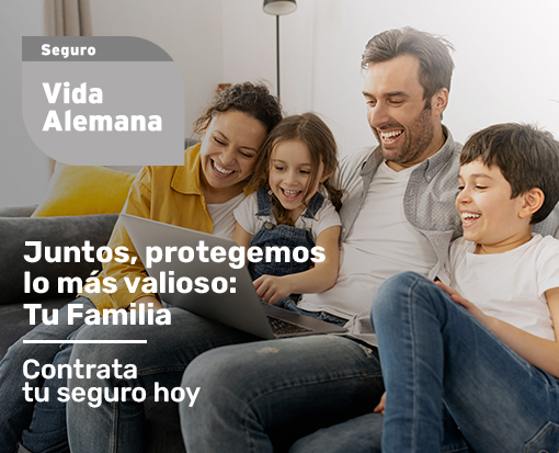 Familia feliz contratando un seguro de vida